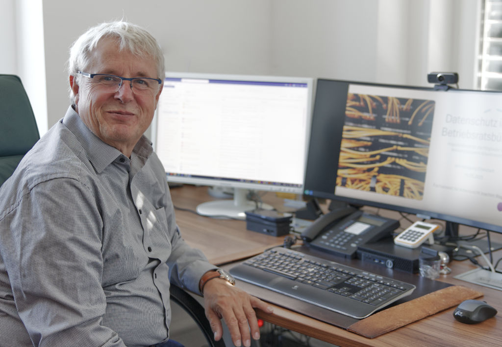 Arbeitsplatz im Büro von Joachim Wagner mit allen modernen technischen Arbeitsgeräten David Wagner